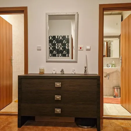 Cozy 2-bedroom With Parking In Old By Flat Mаnager アパート *